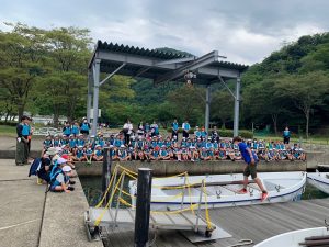 円山川公苑でカッター・カヌー・カヤックの体験をしました。 カッターは、大型の手漕ぎボートです。１４人１組でカッターに乗り込み、艇長の指示のもと、円山川に向かって船を漕ぎ始めます。漕ぎ進めることで、全員で力を合わせて協力する良さを実感したようでした。グループで協力し、最後までがんばることができた子どもたちは、とてもすばらしかったです。 カヌー(３人乗り)やカヤック(１人乗り)を体験するのは初めての子がほとんどなので、バランスを取るのが難しい揺れる船に乗り込む子どもたちは、とても不安そうにしていましたが、バランスの取り方やこぎ方をあっという間に覚え、はしゃぎ声をあげながら、とても楽しそうに活動していました。